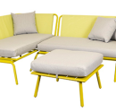 Hjørnesofa til udendørsbrug med aluminium ramme i gul, og med lyse hynder. Sofabord inkluderet.