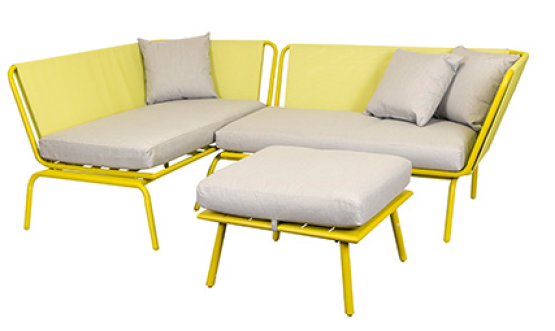 Hjørnesofa til udendørsbrug med aluminium ramme i gul, og med lyse hynder. Sofabord inkluderet.