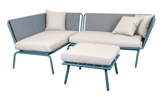 Hjørnesofa til udendørsbrug med aluminium ramme i blå, og med lyse hynder. Sofabord inkluderet. 