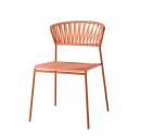 Udendørs stol i terracotta-farve med et minimalistisk og elegant design. Stolen har en flettet ryg og en enkel ramme, velegnet til terrasser, caféer og restauranter.