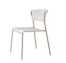Hvid udendørs stol med beige ramme. Stolen har en flettet ryg og et elegant design, perfekt til restauranter eller caféer.