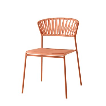 Udendørs stol i terracotta-farve med et minimalistisk og elegant design. Stolen har en flettet ryg og en enkel ramme, velegnet til terrasser, caféer og restauranter.