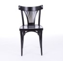 Brūns kafejnīcas krēsls klasiskā britu krogu stilā.