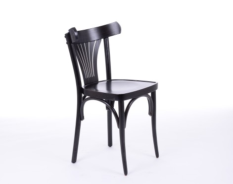 Brūns kafejnīcas krēsls klasiskā britu krogu stilā.