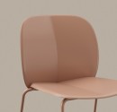 Kohvikulauad ja -toolid beežis, rohekas ja roosas toonis.