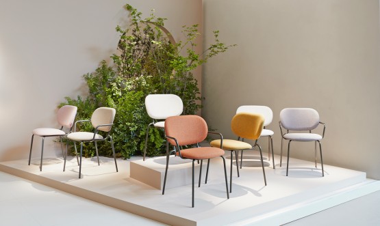 Septynių restorano ir kavinės kėdžių prezentacija su įvairių spalvų gobelenais iš Italų kompanijos SCAB.