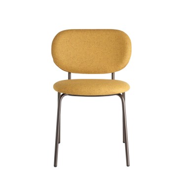 Restorāna atzveltnes krēsls ar smilšu krāsas audumu uz sēdekļa un atzveltnes un rāmis zelta krāsā