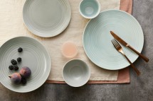 Bowls and plates in ceramic look. Made of unbreakable hard porcelain. For restaurants and cafés. 