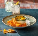 Nacho ar siera mērci uz dekoratīva keramikas šķīvja – lieliski piemērots ikdienas kafejnīcām un restorāniem.