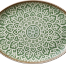 Ovāls porcelāna šķīvis ar zaļu austrumniecisku rakstu, ideāli piemērots restorānu vai kafejnīcu pamatēdieniem.