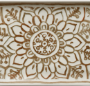 Mazs taisnstūra porcelāna šķīvītis ar brūnu ziedu mandalas rakstu – piemērots uzkodām vai desertiem.