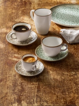 Kafija un espresso krūzītēs ar austrumnieciska stila apakštasītēm – piemērots kafejnīcām un restorāniem.