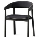 Sort stol. I træ. Stof på sæde og ryg. Skandinavisk inspireret design. Til restauranter.