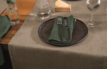 Laua kate restoranis koos beeži kattega ja rohelise salvrätikuga.