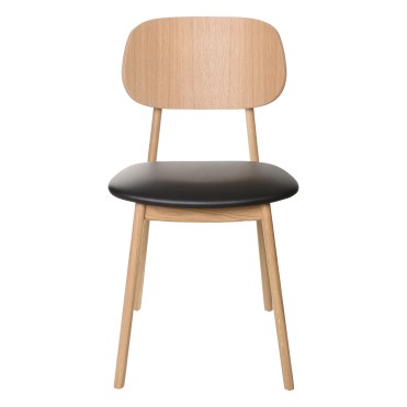 Natūralios medienos spalvos kavinės kėdė su juoda dirbtine oda aptraukta sėdimąja dalimi.