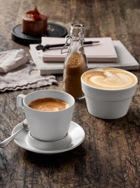Baltas porcelāna tases espresso un cappuccino.