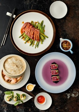 Balti restorāna porcelāna trauki Āzijas stila ēdienkartei.