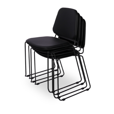 Sakrauti četri semināra krēsli. Melna mākslīgā āda uz sēdekļa un atzveltnes un melns tērauda rāmis.