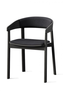 Sort stol. I træ. Stof på sæde og ryg. Skandinavisk inspireret design. Til restauranter.