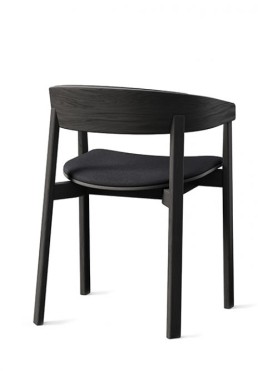 Restaurantstol. Lavet af bøgetræ. Sort. Stof på sæde og ryg. Skandinavisk inspireret design