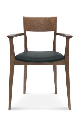 Restorāna krēsls ar tumši brūnu koka rāmi un ar melnas mākslīgās ādas apdari.
