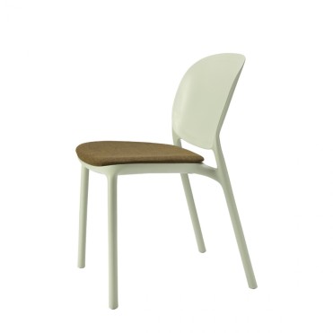Restaraurant stol med polstring på sæde, lavet i genbrugs techopolymer.