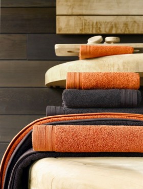 Hotel Towels in different sizes in Brown and Orange.